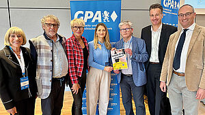 Bei einer Sitzung des GPA-Landesvorstands stellte Dr. Rüdiger Schott (3.v.l.) der bayerischen Gesundheitsministerin Judith Gerlach (m.) den Entwurf eines Praxisplakats vor, das für Hepatitis-B-Schutzimpfungen wirbt. Die Ministerin, der GPA-Landesvorsitzende Bernhard Seidenath, MdL (r.) und Dr. Andrea Behr, MdL (3. v.l.) lobten die Präventionsbemühungen der bayerischen Zahnärzte.